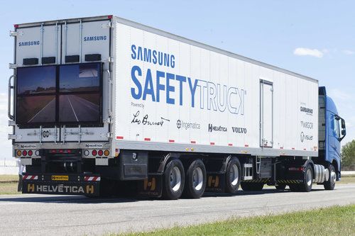 Samsung Electronics zaprezentował pierwszy prototyp Samsung Safety Truck – pojazdu ciężarowego wyposażonego w technologię służącą zapobieganiu wypadkom drogowym przy wyprzedzaniu. Źródło: Samsung