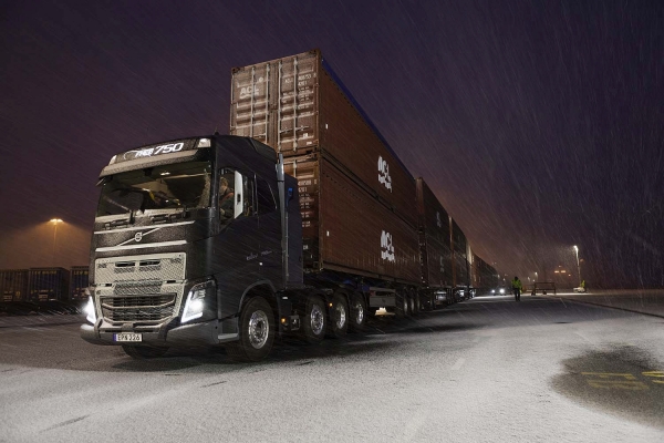 Volvo FH16 i I-Shift z biegami pełzającymi wprawiają w ruch masę 750 ton