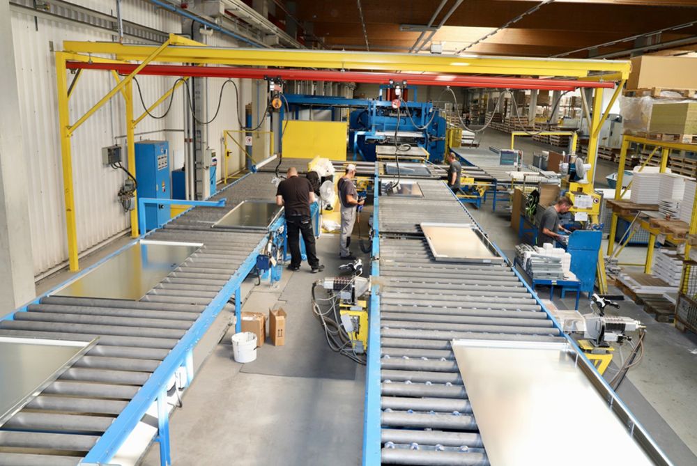 W Großzöberitz w Saksonii-Anhalt producent drzwi i bram Teckentrup produkuje na jednej z najdłuższych linii produkcyjnych w Europie drzwi z blachy stalowej