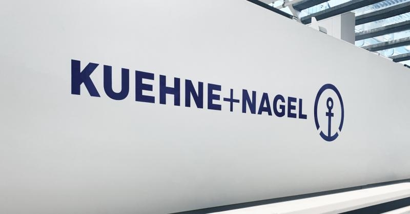 Kuehne+Nagel i Hapag-Lloyd stawiają pierwszy wspólny krok w kierunku zrównoważonej żeglugi morskiej  	Pierwsza współpraca między firmami Hapag-Lloyd i Kuehne+Nagel w zakresie zrównoważonego transportu morskiego z wykorzystaniem zrównoważonych paliw morskich (SMF) 	W ramach projektu pilotażowego na 2026 rok uzgodniono redukcję emisji o ok. 3 000 ton ekwiwalentu CO₂ 	Wykorzystano około 1 000 ton SMF pochodzących z odpadów, zgodnych z dyrektywą RED III  Warszawa / PL, 13 maja 2026 r. –  Kuehne+Nagel i Hapag-Lloyd jeszcze bardziej zacieśniają swoją wieloletnią współpracę i po raz pierwszy podejmują wspólne działania w zakresie rozwiązań transportu morskiego o obniżonej emisji. W ramach tej umowy firma Kuehne+Nagel będzie korzystać z produktu „Ship Green” firmy Hapag-Lloyd w celu zmniejszenia śladu węglowego swoich przesyłek morskich.  Umowa ta stanowi ważny kamień milowy w relacjach między obiema firmami. W okresie od kwietnia do grudnia 2026 r. umowa obejmie około 3300 TEU ładunku transportowanego na trasie handlowej z Azji Wschodniej do Europy Północnej. Dzięki wykorzystaniu certyfikowanych biopaliw pochodzących z odpadów i pozostałości (SMF) inicjatywa ta ma pozwolić na uniknięcie emisji około 2979 ton CO₂e w ujęciu „well-to-wake”.  „Jesteśmy dumni, że możemy przenieść naszą współpracę z Kuehne+Nagel na wyższy poziom” – powiedział Danny Smolders, dyrektor zarządzający ds. globalnej sprzedaży w Hapag-Lloyd. „Dzięki Ship Green oferujemy skalowalne rozwiązanie, które pozwala naszym klientom już dziś aktywnie zmniejszać emisje w zakresie 3. Umowa ta pokazuje, jak silne partnerstwa mogą przełożyć się na klimat”.  Paolo Montrone, dyrektor ds. globalnej logistyki morskiej w Kuehne+Nagel, dodał: „Dekarbonizacja żeglugi wymaga transparentności, współpracy i rozwiązań opłacalnych z handlowego punktu widzenia. Dzięki silnym partnerstwom, zapewnieniu przejrzystości danych oraz umożliwieniu redukcji emisji w zakresie 3. pomagamy klientom działać w wiarygodny sposób, mający na celu przyspieszenie wdrażania paliw alternatywnych. Cieszymy się, że możemy rozszerzyć naszą współpracę z firmą Hapag-Lloyd, aby to osiągnąć”.  Umowa opiera się na mechanizmie „book and claim”, który pozwala klientom na wykazanie zweryfikowanej redukcji emisji, niezależnie od fizycznego przypisania paliwa do konkretnych statków lub tras. Tylko redukcje emisji wynikające ze stosowania biopaliwa w flocie obsługiwanej przez Hapag-Lloyd są przypisywane firmie Kuehne+Nagel. Model ten umożliwia skalowalne działania na rzecz klimatu, wykorzystując biopaliwa z odpadów jako rozwiązanie pomostowe.  Obie firmy są zaangażowane w realizację ambitnych celów klimatycznych. Hapag-Lloyd dąży do osiągnięcia zerowego bilansu emisji w eksploatacji floty do 2045 r., natomiast Kuehne+Nagel zobowiązała się do osiągnięcia zerowego bilansu emisji w całym łańcuchu wartości do 2050 r. Oferowanie klientom zrównoważonych rozwiązań logistycznych jest kluczowym czynnikiem Kuehne+Nagel Hapag-Lloyd Współpraca Transport Morski