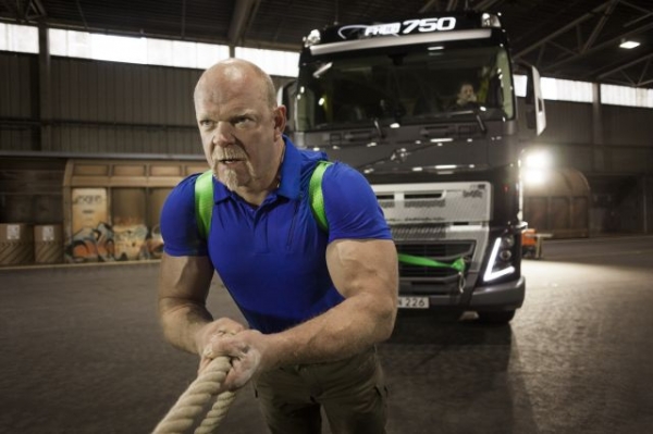 Volvo Trucks i najsilniejszy człowiek na świecie wspólnie przeprowadzają ekstremalny test transportowy