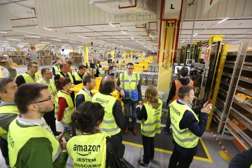 W roku 2015 Amazon w Europie utworzył rekordowe 10 000 stałych miejsc pracy.