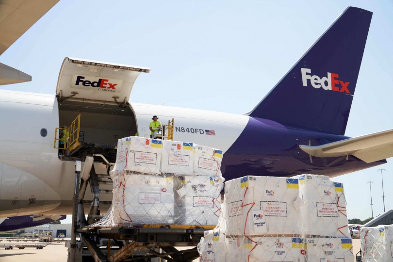 FedEx i Direct Relief dostarczają pomoc Ukrainie